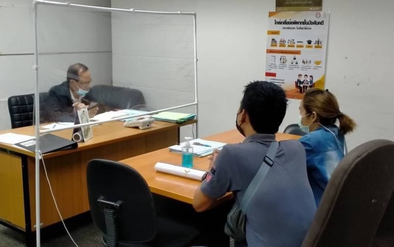 ﻿สำนักงานบังคับคดีจังหวัดนนทบุรีจัดโครงการไกล่เกลี่ยทั่วไทยร่วมใจช่วยเหลือลูกหนี้ที่ได้รับผลกระทบจากไวรัสโคโรนา 2019 (COVID - 19) ได้สำเร็จทุนทรัพย์กว่า 5 แสนบาท